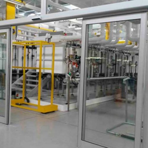 Puerta de vidrio con cierre automático en fábrica