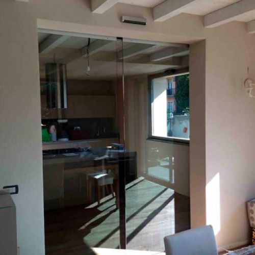 Puertas de vidrio entre cocina y comedor de casa