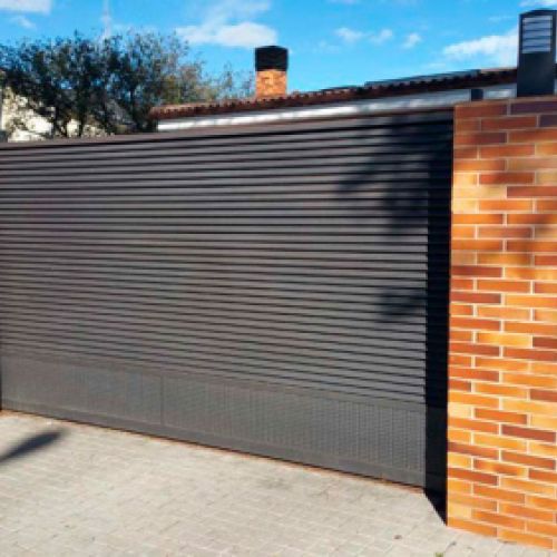Puerta automática metálica de acceso a garaje