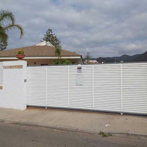 Puerta corredera de acceso a vivienda