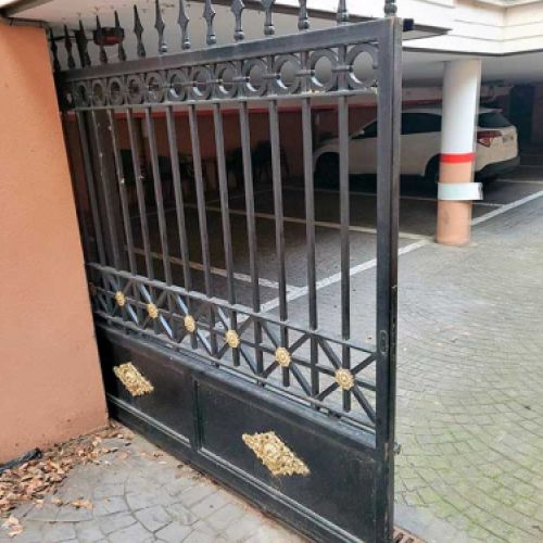 Puerta deslizante para aparcamiento