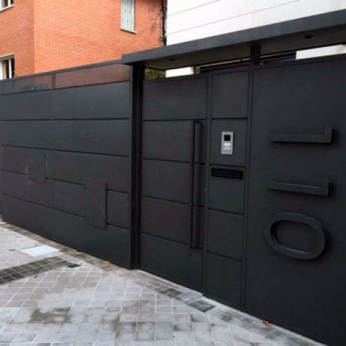 Puerta metálica de acceso a bloque de viviendas