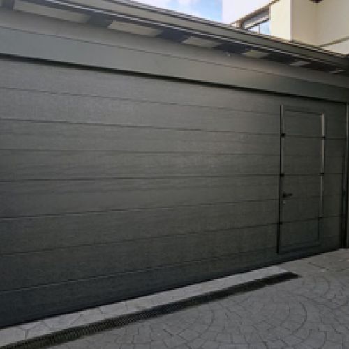 Puerta automática con puerta auxiliar